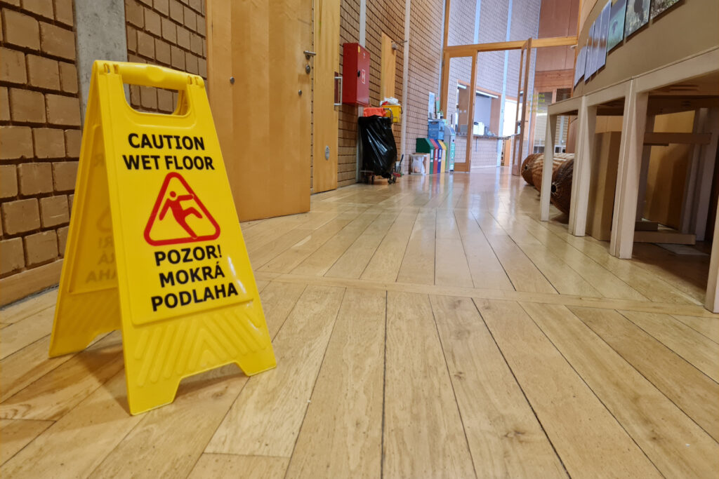 Stojan Pozor mokrá podlaha Stojan Pozor mokrá podlaha