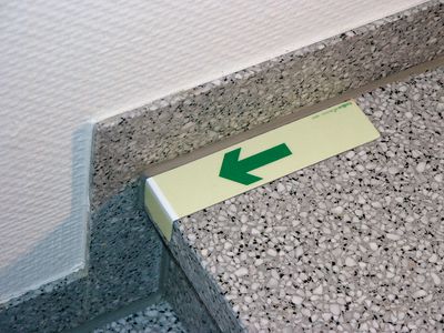 Fotoluminiscenčné značenie na schody so šípkou Fotoluminiscenčné značenie na schody so šípkou